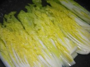 娃娃菜先切好，放入水中煮熟，捞起放入辣椒、酱油、葱，