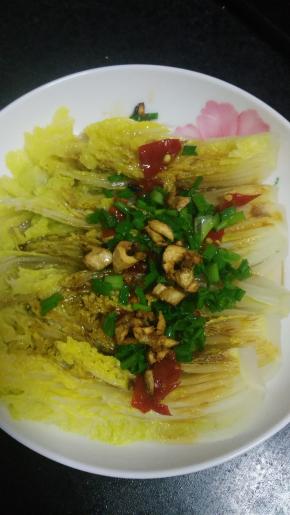 出锅盛盘即可，把热油浇在娃娃菜上