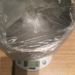 准备一个保鲜袋，套在容器上，