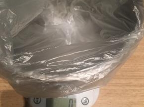 准备一个保鲜袋，套在容器上，