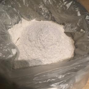 将高筋面粉、全麦面粉、盐、干酵母倒入保鲜袋内混合