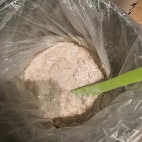 将牛奶倒入混合的面粉团内搅拌均匀