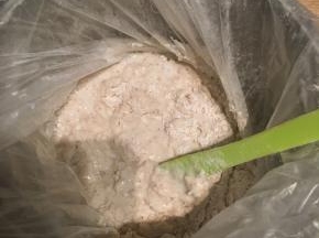 将牛奶倒入混合的面粉团内搅拌均匀