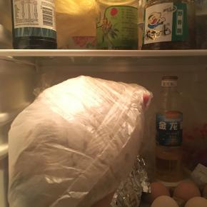 把保鲜袋放入冰箱冷藏室冷藏一晚，