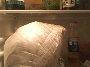 把保鲜袋放入冰箱冷藏室冷藏一晚，