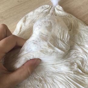 第二天取出保鲜袋，可以看到袋子鼓了起来，这个时候在隔着袋子揉捏一到两分钟，