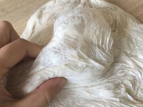 第二天取出保鲜袋，可以看到袋子鼓了起来，这个时候在隔着袋子揉捏一到两分钟，