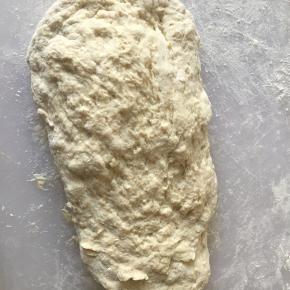 砧板上撒点高筋面粉，把不成形的面粉揉成不怎么粘手的状态，然后整形