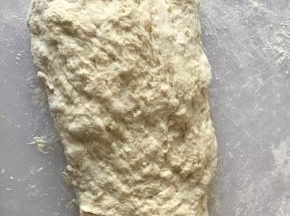 砧板上撒点高筋面粉，把不成形的面粉揉成不怎么粘手的状态，然后整形