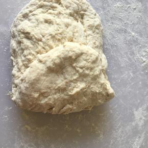 采用叠被子的方法对面团整形，依次把长方形的面团左右两边折进来，一共要叠三四次，