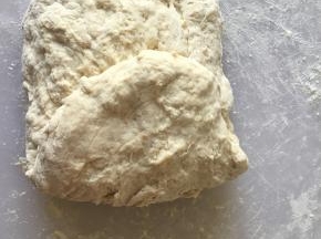 采用叠被子的方法对面团整形，依次把长方形的面团左右两边折进来，一共要叠三四次，