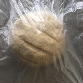 将整形好的面团放到烤盘上，隔几道后盖上保鲜膜，二次发酵到一倍大就可以了