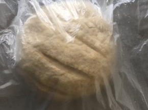 将整形好的面团放到烤盘上，隔几道后盖上保鲜膜，二次发酵到一倍大就可以了