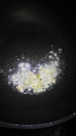 锅里倒入适量油放入大蒜炒