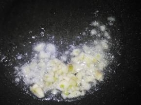 锅里倒入适量油放入大蒜炒