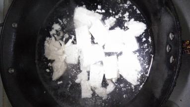 锅内倒入适量的水，放入盒装豆腐，