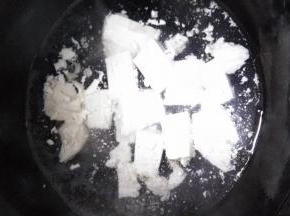 锅内倒入适量的水，放入盒装豆腐，
