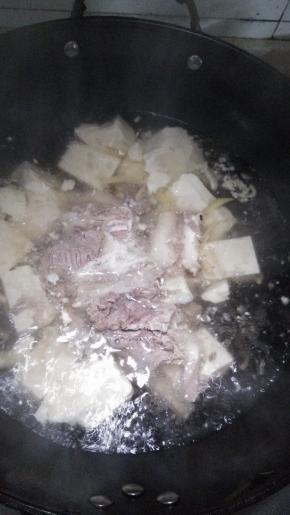 再放入切好的羊肉