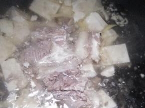 再放入切好的羊肉