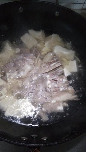 5分钟后，倒入适量的水，放入盐