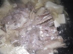 5分钟后，倒入适量的水，放入盐