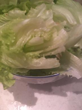 生菜洗净沥干水分，