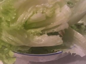 生菜洗净沥干水分，