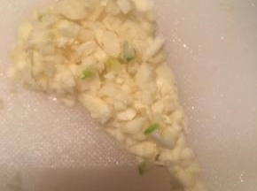 大蒜切成蒜末