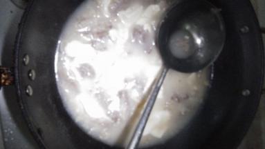 不时的用勺子掠去上面的白色泡沫