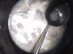 不时的用勺子掠去上面的白色泡沫