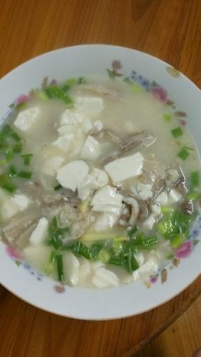 30分钟后加味精，撒上葱花出锅盛盘即可