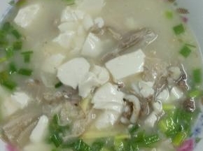 30分钟后加味精，撒上葱花出锅盛盘即可