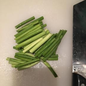 蒜薹切段，备用