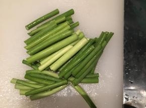 蒜薹切段，备用