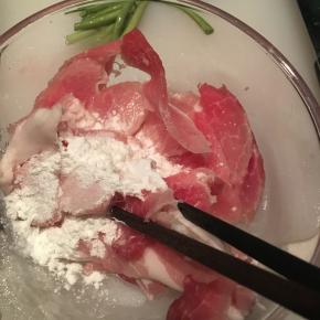 猪肉切片，加入料酒、玉米淀粉腌制4分钟左右