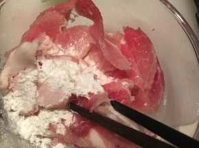 猪肉切片，加入料酒、玉米淀粉腌制4分钟左右
