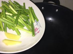 热锅倒油，先下生姜、蒜苗爆炒