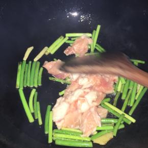 蒜苗爆香后加入肉片大火翻炒