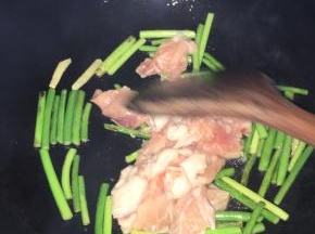 蒜苗爆香后加入肉片大火翻炒