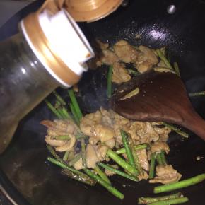 加入适量生抽、料酒调味