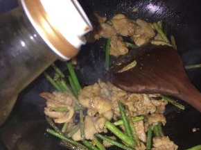 加入适量生抽、料酒调味