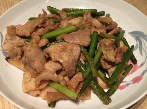 大火翻炒至肉片上色。汁水收干即可