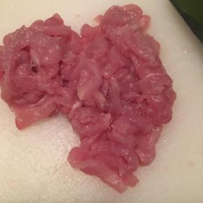 猪瘦肉洗净，切成小条