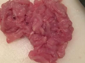 猪瘦肉洗净，切成小条