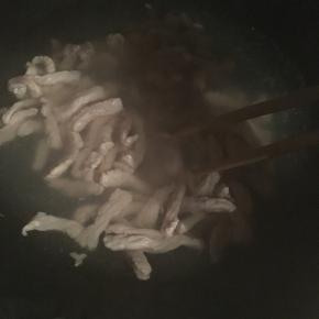 瘦肉条如滚水焯一下