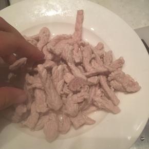 焯过的瘦肉条加适量盐腌制一会儿