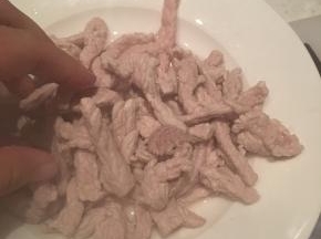 焯过的瘦肉条加适量盐腌制一会儿
