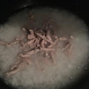 腌制好的瘦肉加入煮好的粥内，加一些姜片或姜丝，中小火再煮10分钟左右，期间加适量水，让粥的厚薄程度保持在自己喜欢的度