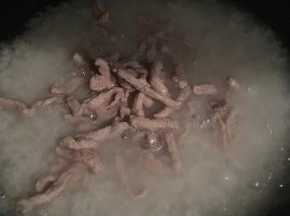 腌制好的瘦肉加入煮好的粥内，加一些姜片或姜丝，中小火再煮10分钟左右，期间加适量水，让粥的厚薄程度保持在自己喜欢的度