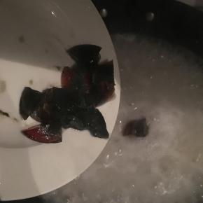 最后两分钟的时候加入切成丁的皮蛋